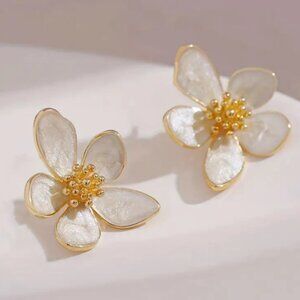Women's Gold Metal White Flower Floral Enamel Stud Earrings